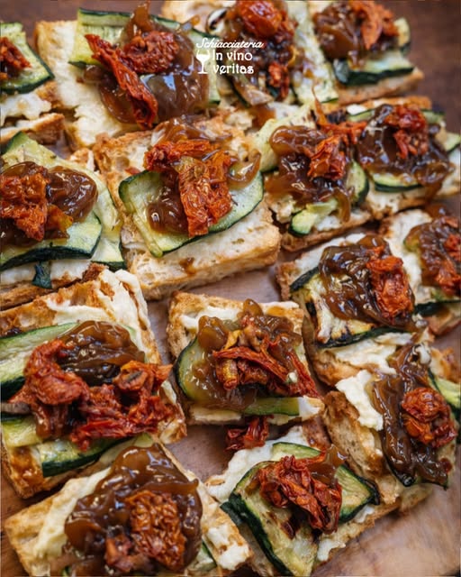 Crostini vegetariani con zucchine e cipolla caramellata