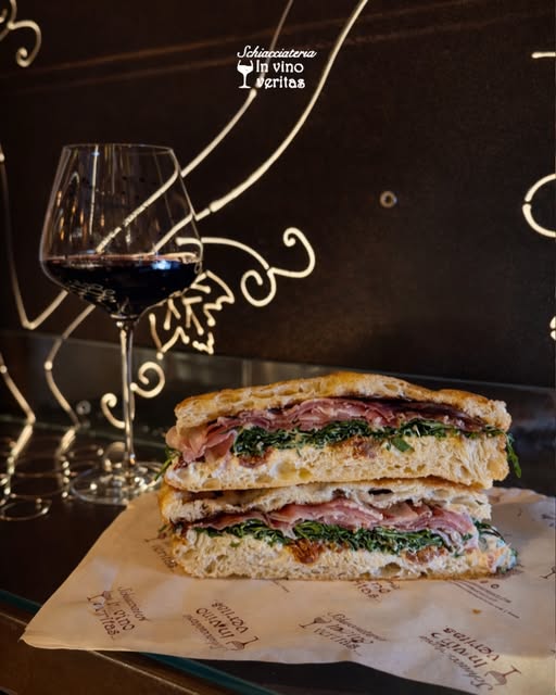 Schiacciata e calice di vino rosso — In Vino Veritas Firenze